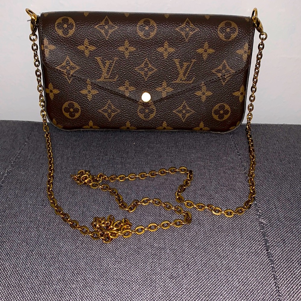 Louis Vuitton crossbody clutch. Strap detachable. Burgundy color interior. - Picture 1 of 7